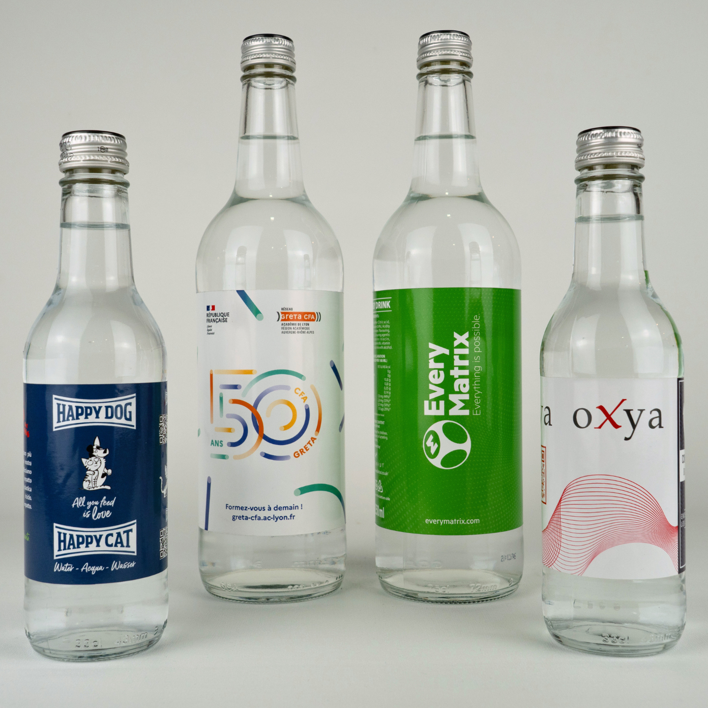 Botellas de cristal con agua
